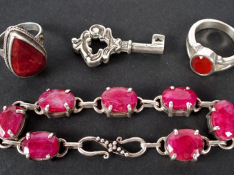 Vente aux enchères Bague et bracelet monture argent ornées de rubis. On y joint une clé e