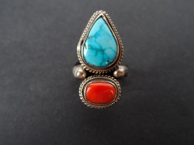 Bague monture argent ornée d'une turquoise et d'un corail. TDD49. Poid