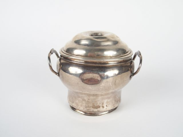 Sucrier XVIIIe en argent, anses à décor de coquille. M.O : IB. Poids :