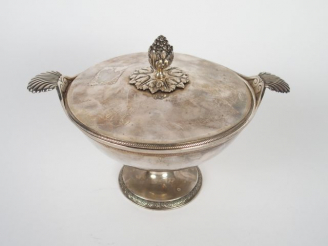 Vente aux enchères Sucrier sur piédouche en argent, poinçon au premier coq, anses en form