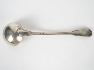 Vente aux enchères Louche en argent, poinçon au premier coq, modèle à filet monogrammé. P