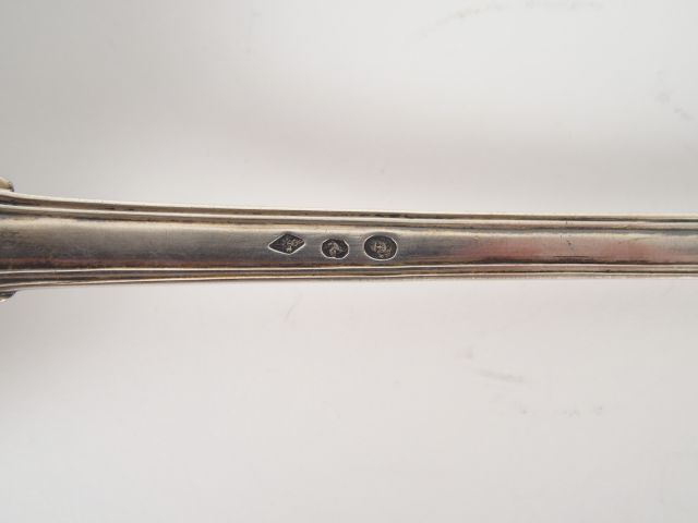 Louche en argent, poinçon au premier coq, modèle à filet monogrammé. P