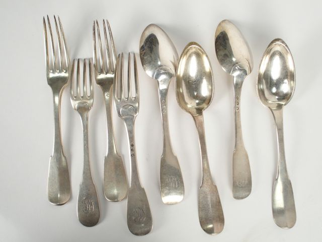 Quatre grandes cuillères en argent, poinçon au coq. On y joint Quatre 