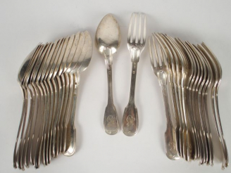 Vente aux enchères 15 grands couverts et une cuillère en argent, poinçon dépareillés au c