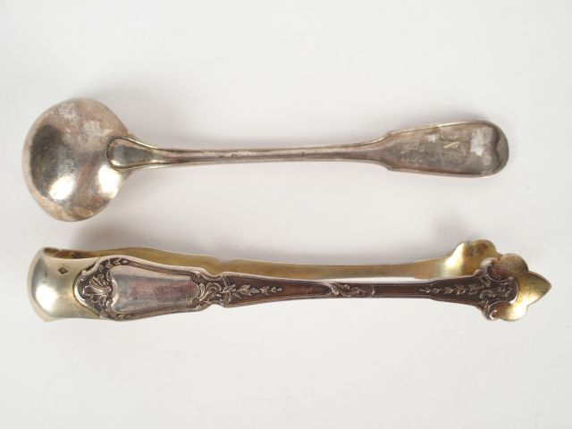 Petite pince à sucre en argent, poinçon Minerve. Poids : 33 g. On y jo