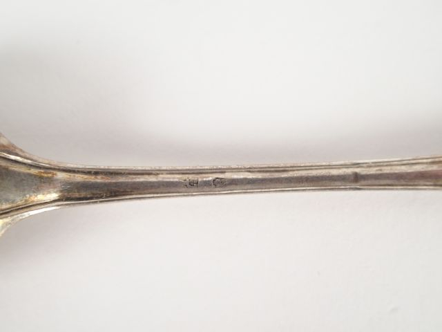 Petite pince à sucre en argent, poinçon Minerve. Poids : 33 g. On y jo