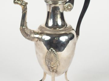 Grande cafetière tripode de style Empire en argent, poinçon Vieillard,
