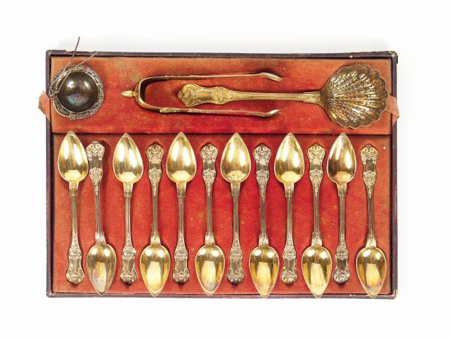 Dans un écrin, nécessaire à thé de style rocaille en vermeil, poinçon 