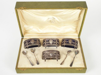 Vente aux enchères Suite de quatre salerons de style Louis XVI en argent, poinçon Minerve