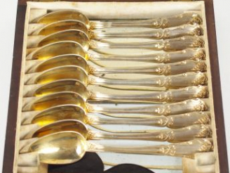 Vente aux enchères Suite de douze cuillères en vermeil, poinçon Minerve. MO : PB. Dans so