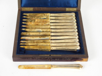 Vente aux enchères Suite de douze couteaux à fruits, lames en vermeil , manche argent fou