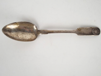 Vente aux enchères Cuillère à ragout en argent russe, modèle à coquille monogrammé