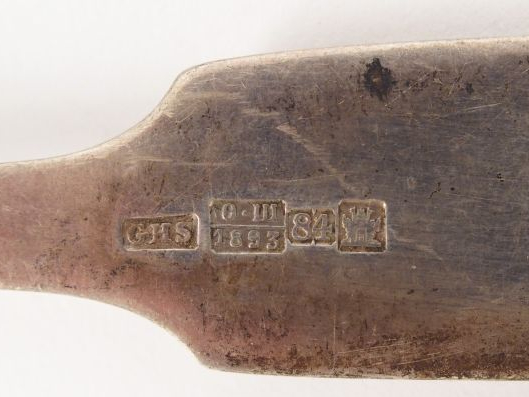 Cuillère à ragout en argent russe, modèle à coquille monogrammé