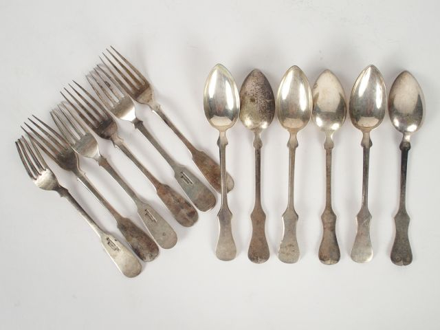 6 fourchettes et 6 cuillères à entremets en argent russe. Poids : 318 