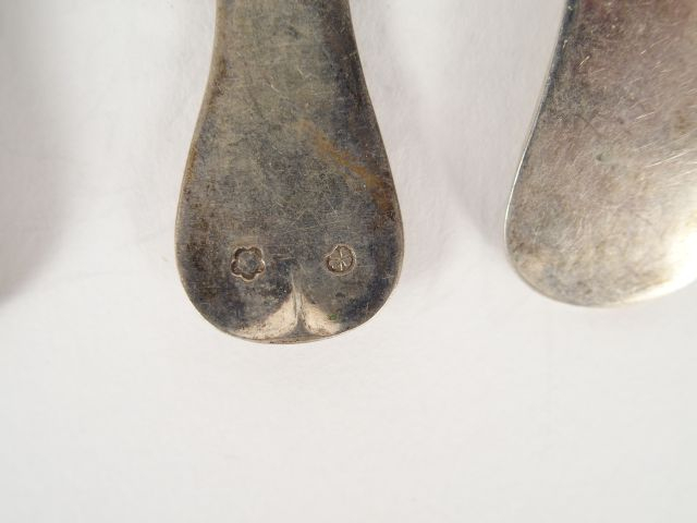 6 fourchettes et 6 cuillères à entremets en argent russe. Poids : 318 