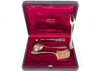 Vente aux enchères ODIOT à Paris. Nécessaire à douceur quatre pièces de style rocaille en