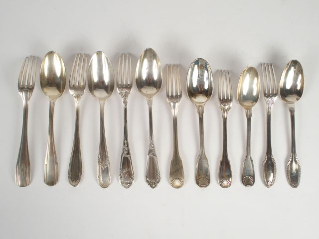 Six différents couverts à entremets en argent, poinçon Minerve. Différ