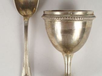 Coquetier et sa cuillère de style Louis XVI en argent et vermeil, poin