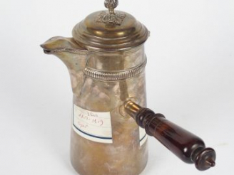 Vente aux enchères Cafetière marabout en argent, poinçon Minerve, manche latéral en bois 