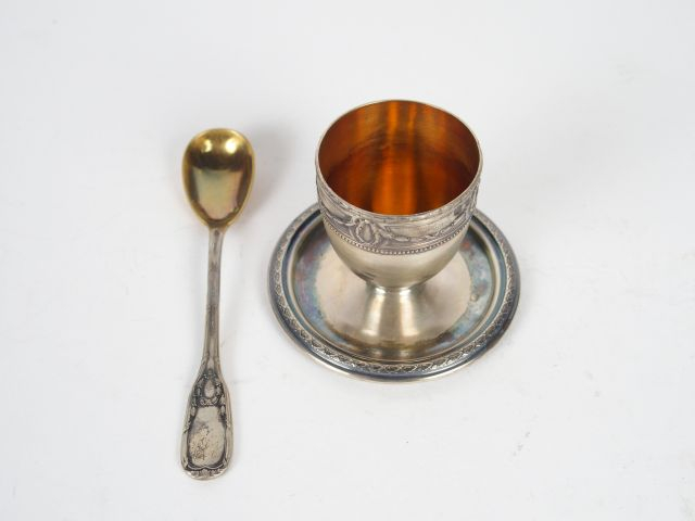 Coquetier et sa cuillère en argent, poinçon Minerve. Poids : 65 g. Dan