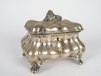 Vente aux enchères Coffret en argent anglais repoussé, prise en forme de lion. Poids : 34