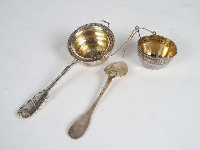 Passette à thé en argent, poinçon Minerve. On y joint une cuillère en 