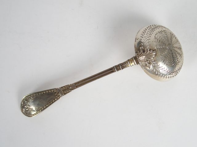 Saupoudreuse de style Empire en argent, poinçon Minerve. MO : P. Frère