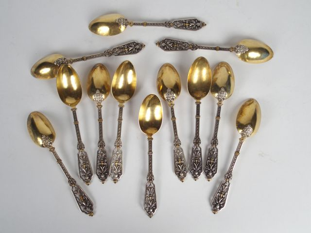 Suite de douze petites cuillères de style Renaissance en argent et ver