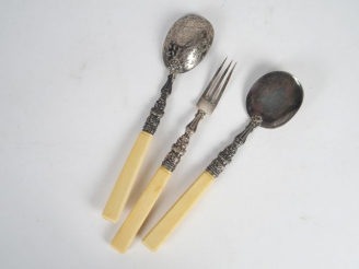 Vente aux enchères Trois couverts de service à douceur en argent, poinçon Minerve, manche