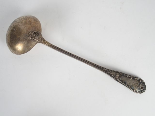 Louche de style rocaille en argent, poinçon Minerve. Poids : 247 g