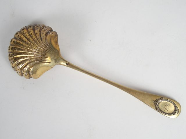 Saupoudreuse en vermeil, poinçon Minerve, à décor d'un cartouche monog