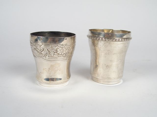 Timbale de style rocaille en argent, poinçon Minerve. On y joint une t