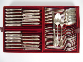 Vente aux enchères Partie de ménagère de style rocaille en argent, poinçon Minerve, compr