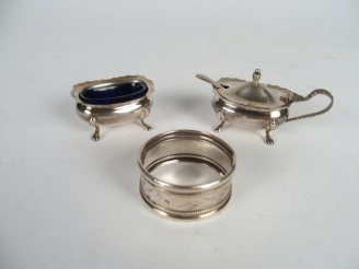 Vente aux enchères Nécessaire de table en argent anglais et verrines bleues, comprenant u