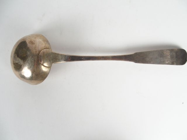 Louche en argent, poinçon Minerve. MO : GD. Poids : 250 g