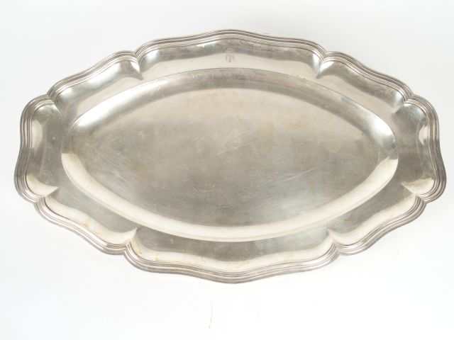 Grand plat ovale en argent, poinçon Minerve, bord chantourné, monogram