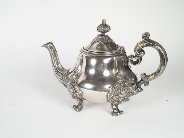 Théière de style rocaille en argent, poinçon Minerve, quatre pieds ajo