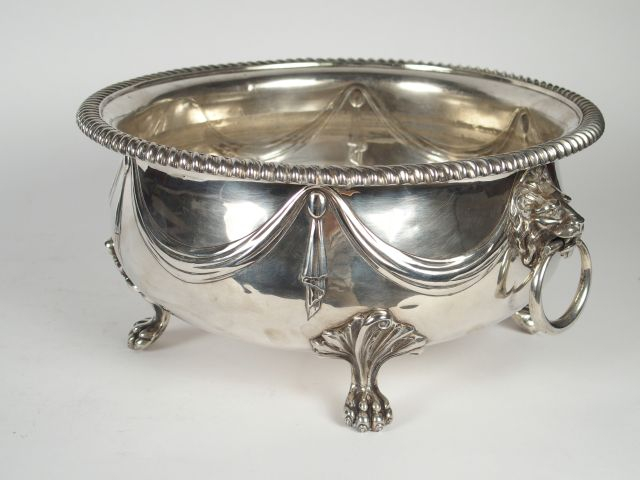 Grand rafraichissoir quadripode en argent anglais, à décor de mufles e