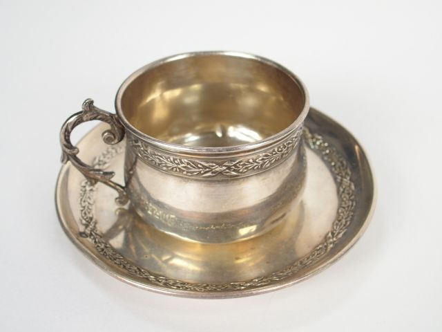 Tasse et sa sous-tasse de style Louis XVI en argent, poinçon Minerve. 
