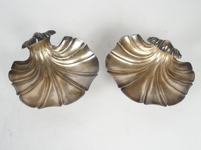 Paire de coupelles tripodes en argent étranger, en forme de coquilles.