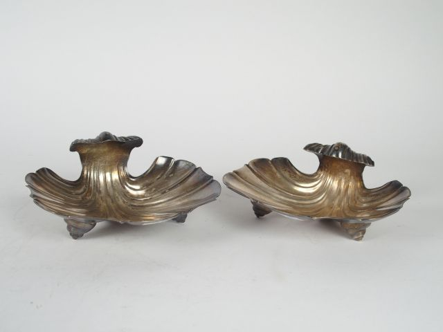 Paire de coupelles tripodes en argent étranger, en forme de coquilles.
