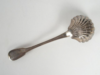 Vente aux enchères Saupoudreuse en argent, poinçon Minerve, modèle à filet. Poids : 64 g