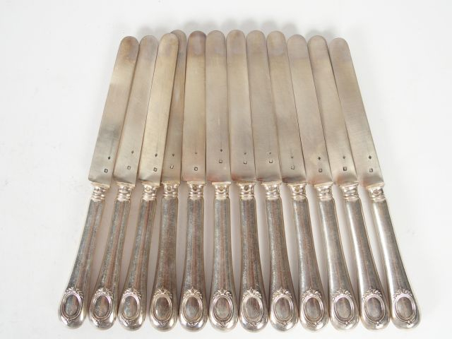 Suite de douze couteaux à fruit, lame argent, manche argent fourré, à 
