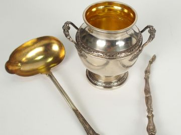 Cuillère à sauce en argent et vermeil, poinçon Minerve. On y joint un 