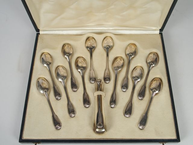 12 petites cuillères en argent, poinçon Minerve, modèle à double coqui