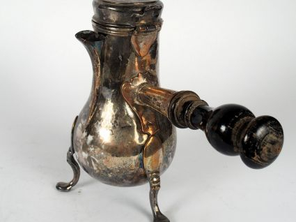 Verseuse tripode en métal plaqué, manche latéral en bois tourné et noi