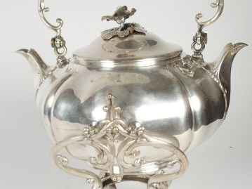 Samovar en métal argenté à double becs verseurs, beau piètement en pat