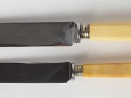 12 grands et 12 petits couteaux manche ivoire ou imitation, lame acier