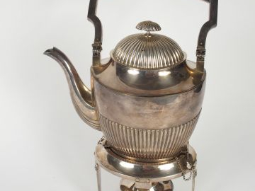 Samovar en métal argenté à décor de godrons