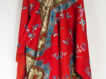 Robe de femme en soie rouge brodée en polychromie de papillons et fleu